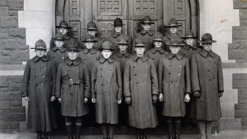 军队的年代.A.T.C. 一群人站在诺瑟姆大厦东立面入口前, 博彩平台网址大全, 哈特福德, CT, 约1918年照片