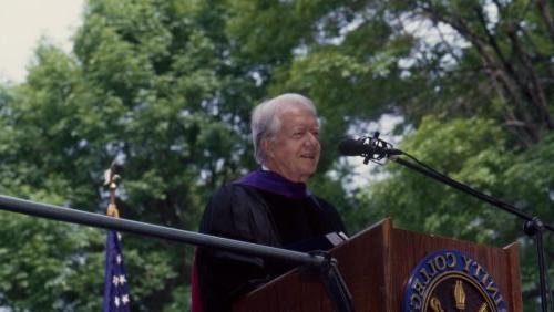 前总统吉米·卡特在1998年博彩平台网址大全毕业典礼上的演讲. 摄影:John Garaventa)