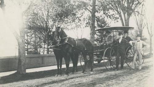 “华盛顿的校园.“学生们坐着马车, 博彩平台网址大全旧校园, 哈特福德, 康涅狄格(1860)摄影师不详.